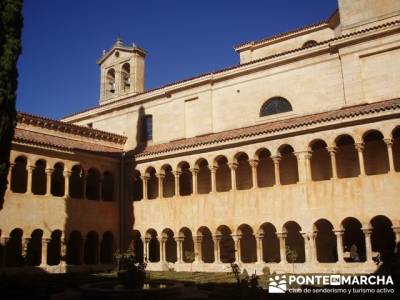 Claustro Monasterio de Silos; montaña madrid; mochila es